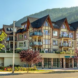 Harrison Lake View Suites